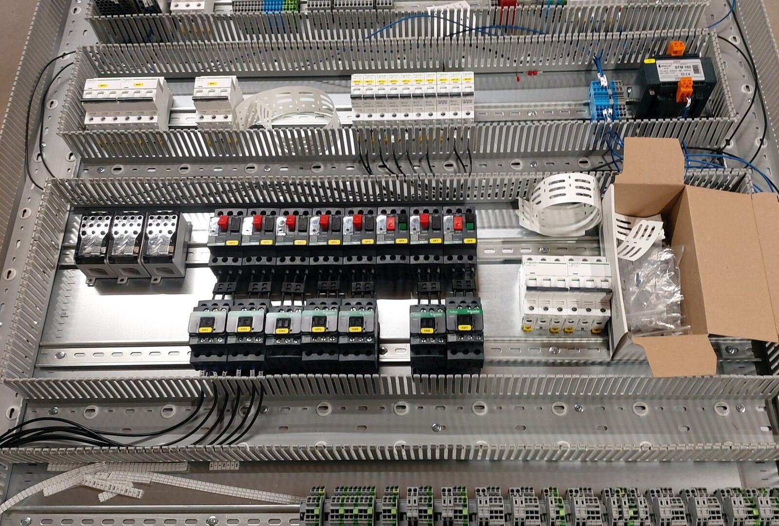 Atviras elektros automatikos skydas su sumontuota ir sužymėta laidų instaliacija
